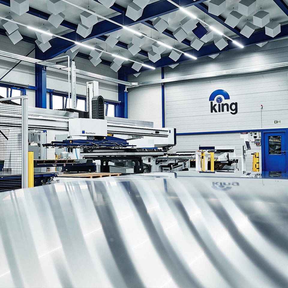 Leistungsbereich Blech stanzen - King GmbH Blechverarbeitung in Fluorn-Winzeln